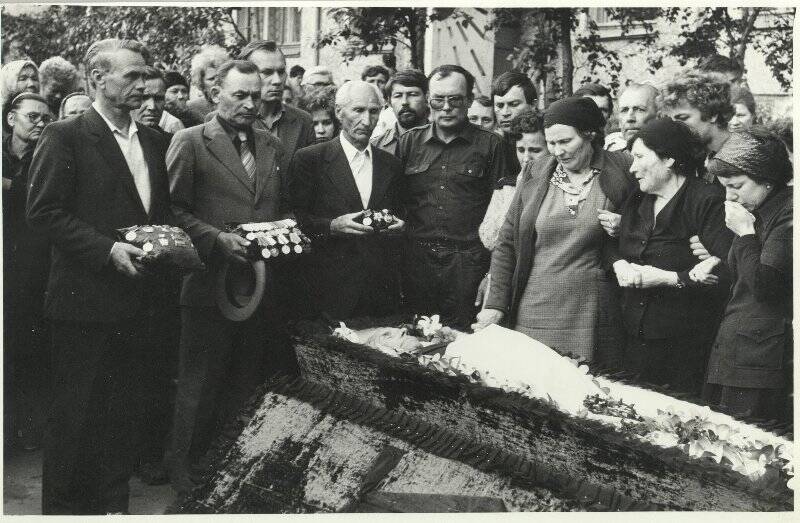 Фотография черно-белая. Похороны Колгина Степана Михайловича
