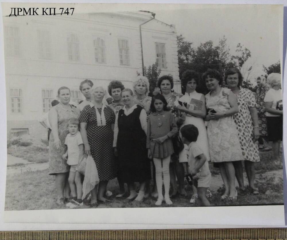 Фото групповое в рост черно-белое – воспитанники Дубовского детского дома