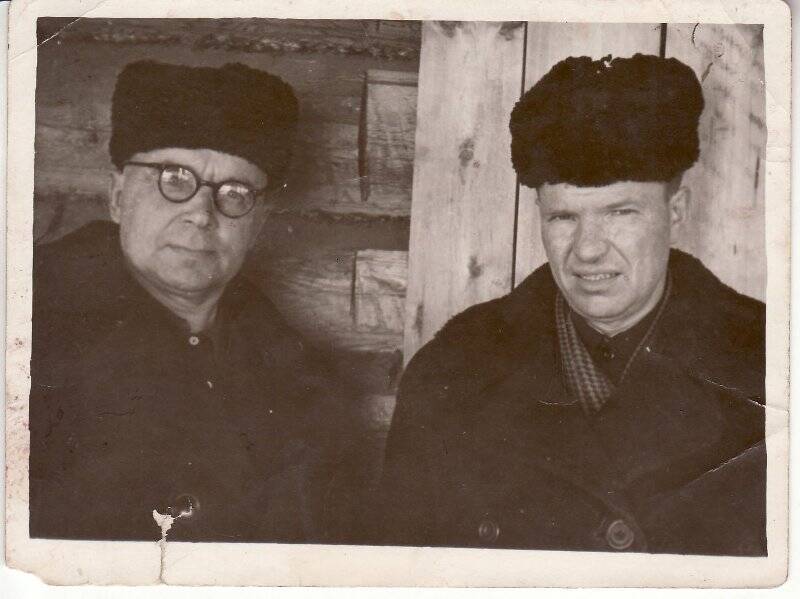 Фотография черно-белая. Черемных Иван Михайлович (справа) с другом - Чернявским М.Д.