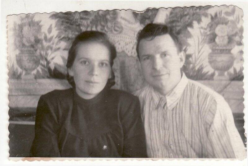 Фотография черно-белая. Черемных Александр Михайлович с женой - Анастасией Афанасьевной