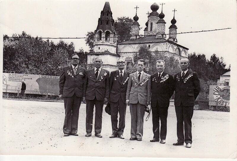 Фотография черно-белая. Черемных Иван Михайлович (2-й справа) на встрече ветеранов в Вологде