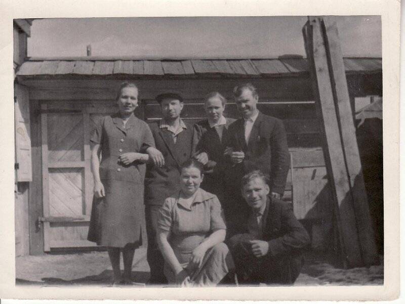 Фотография черно-белая. Семья Черемных Александра Михайловича во дворе своего дома