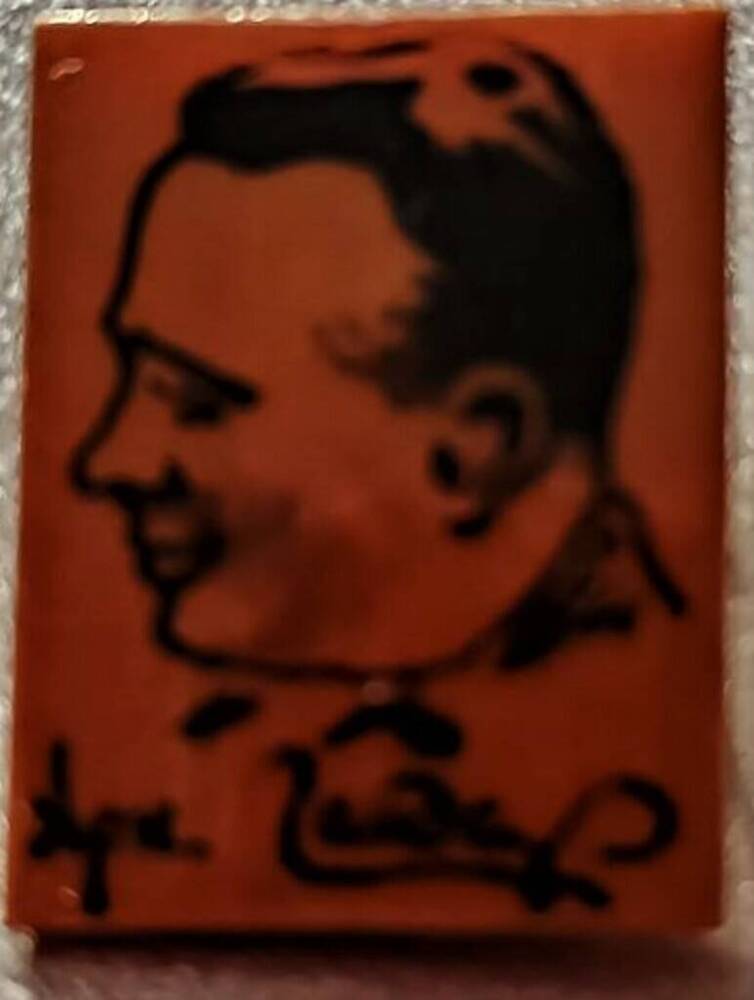 Значок деревянный с изображением А.П. Гайдара в профиль и надписью Арк. Гайдар.