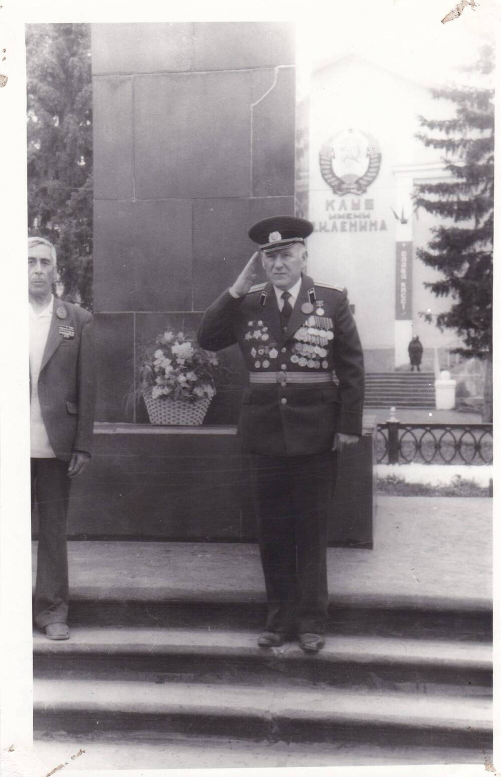 Фотография.  Ветераны 219 Стрелковой Идрицкой Краснознаменной дивизии у Монумента. 1980 г.