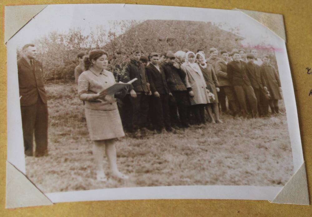 Фотография из альбома Из истории Алманчиковской средней школы. Чтение приказа о выпукниках