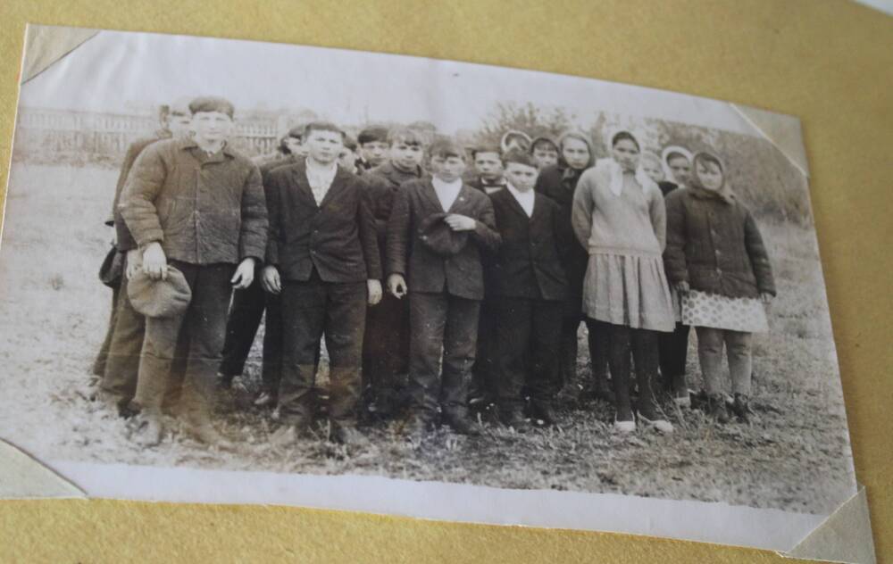 Фотография из альбома Из истории Алманчиковской средней школы. Восьмиклассники