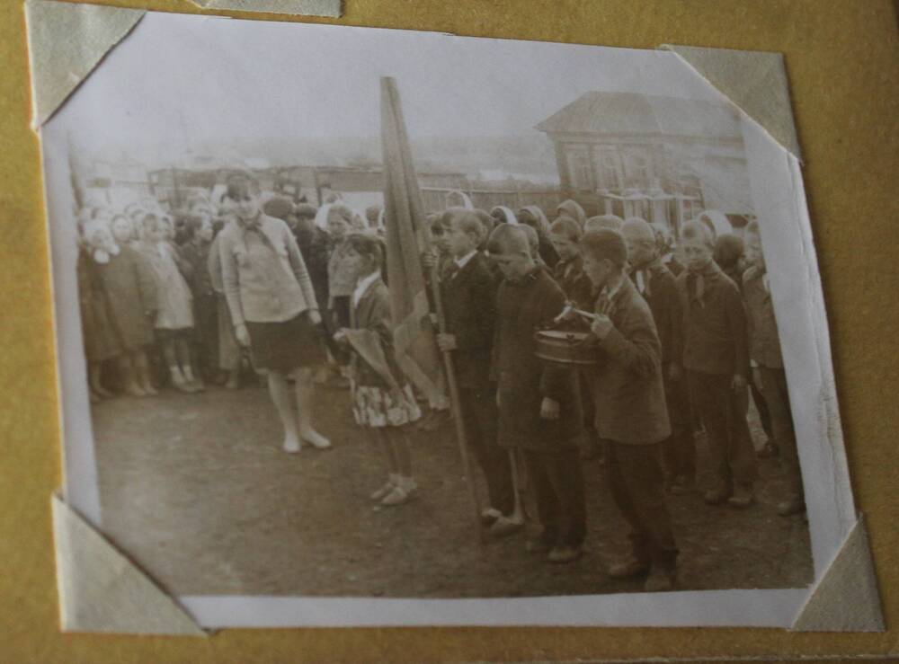 Фотография из альбома Из истории Алманчиковской средней школы. Вступление первоклашек