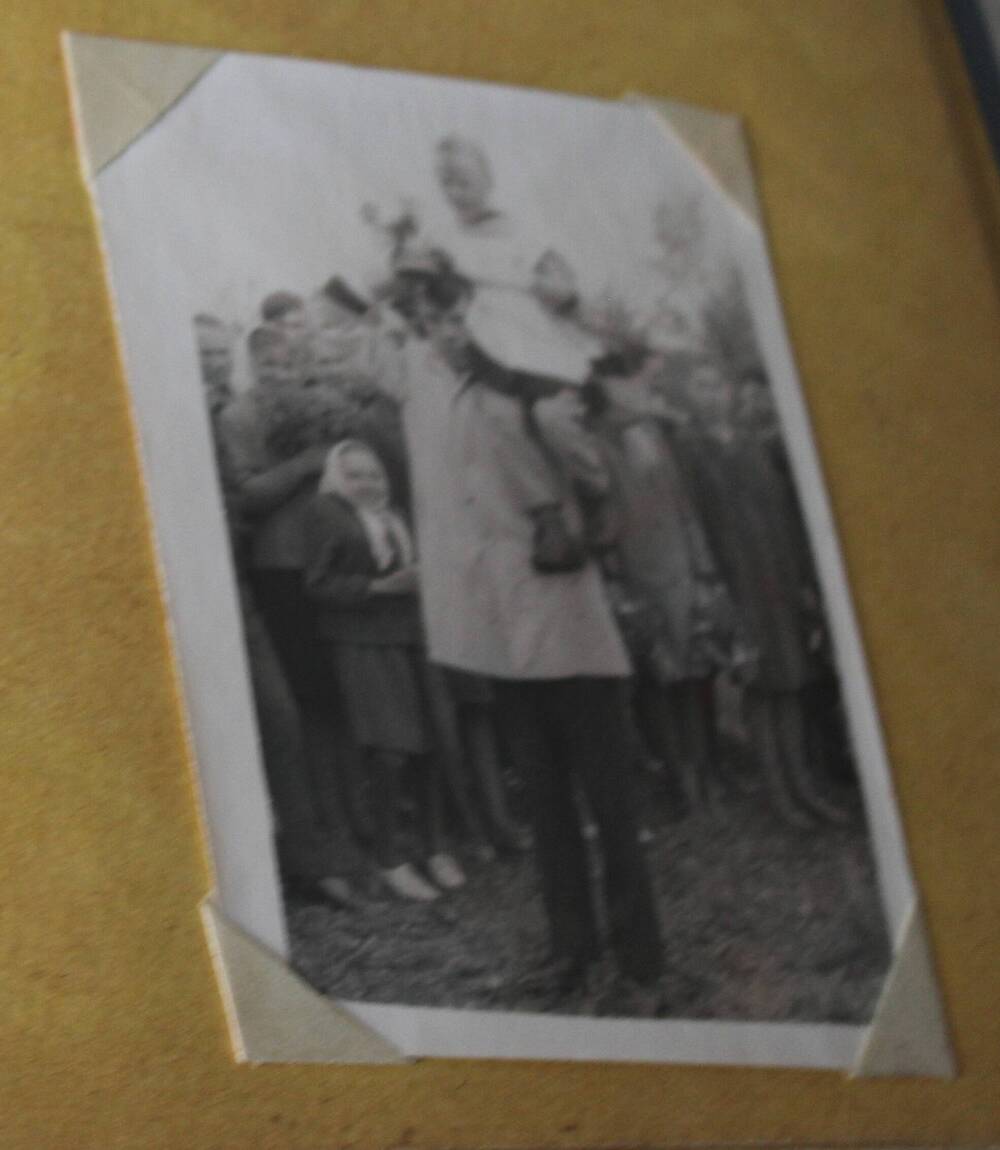 Фотография из альбома Из истории Алманчиковской средней школы. Звенит последний звонок