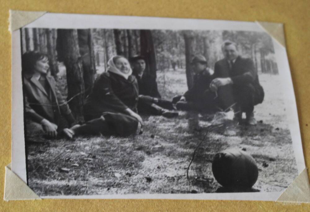 Фотография из альбома Из истории Алманчиковской средней школы.Отдых в лесу