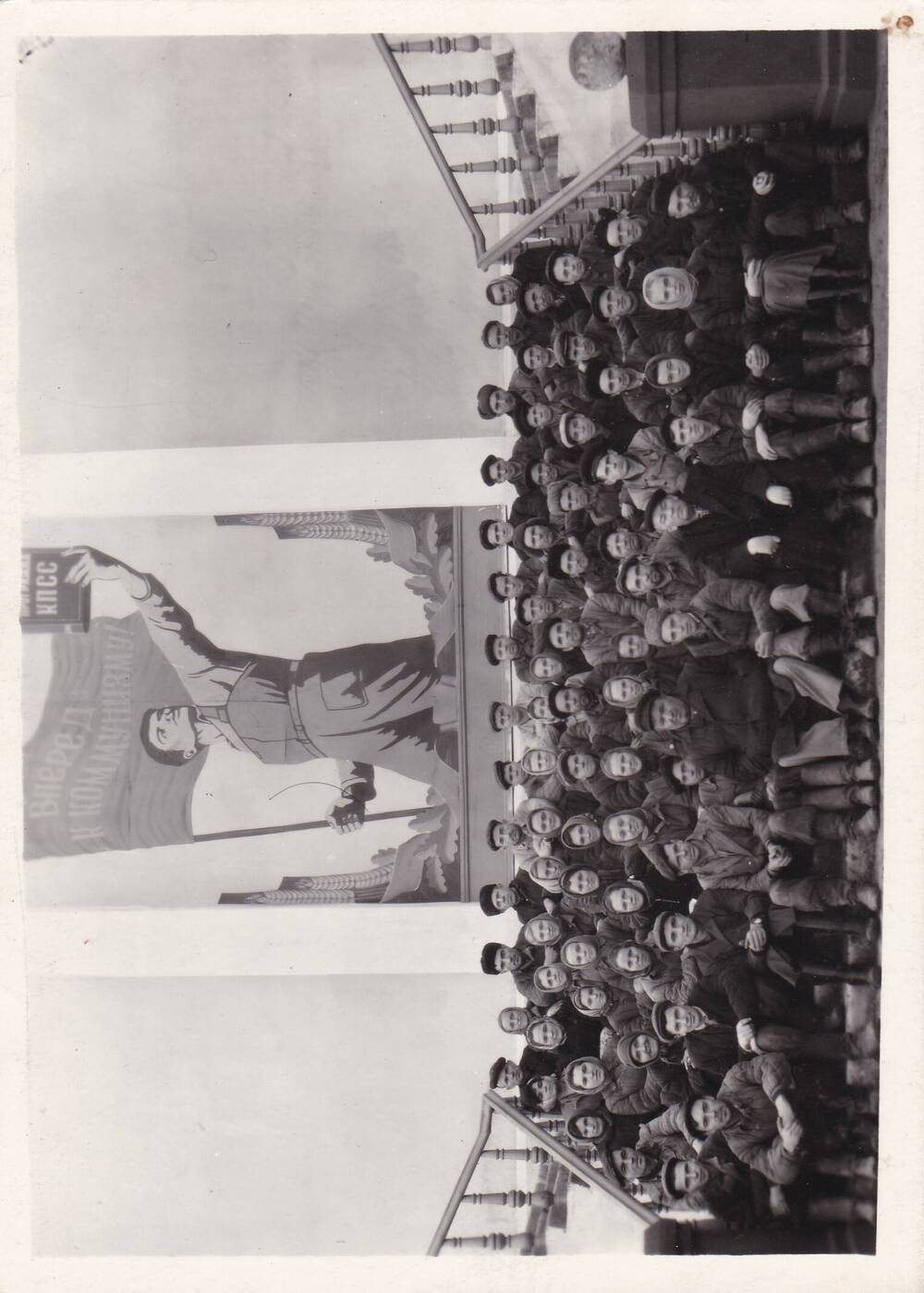 Фотография. Рабочие Красноусольского стекольного завода на ступеньках клуба имени Ленина. Ноябрь 1961 год.