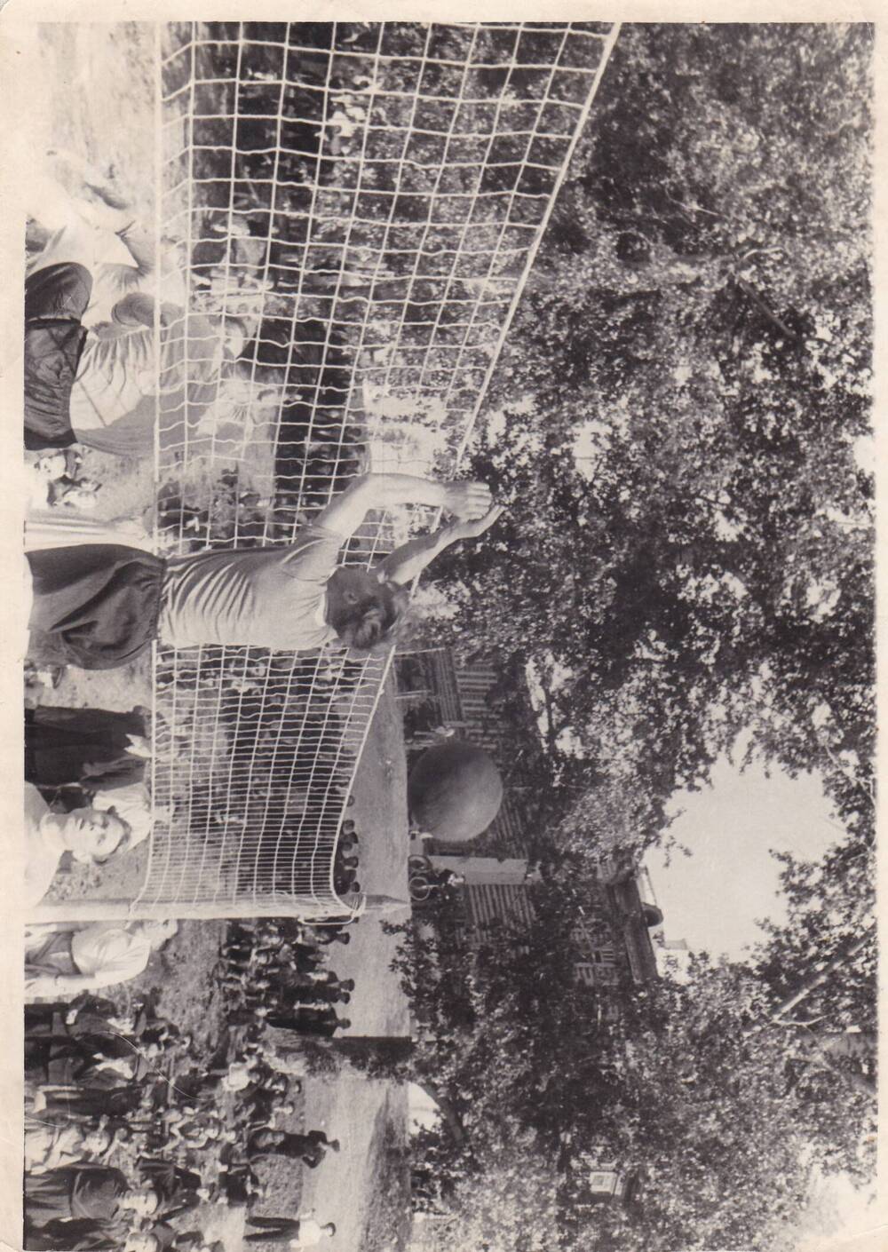 Фотография. Волейбол в заводском парке. 1960 г. г.  Фото П. К. Сергеева.