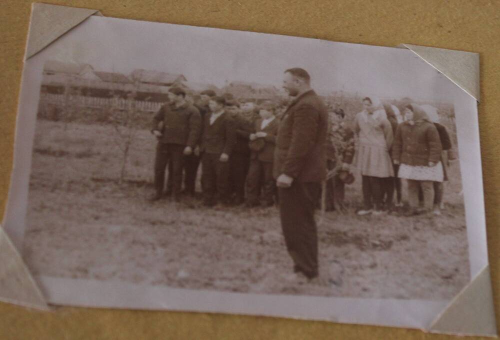 Фотография из альбома Из истории Алманчиковской средней школы. Восьмиклассники допущены к экзаменам