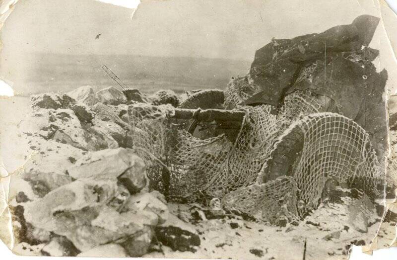 Фотография. Японская 47 мм противотанковая пушка на острове Шумшу, 1945 год