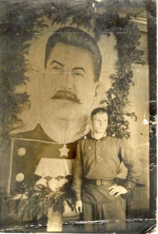 Фотопортрет. Дробышев Т.И. у портрета И.В. Сталина