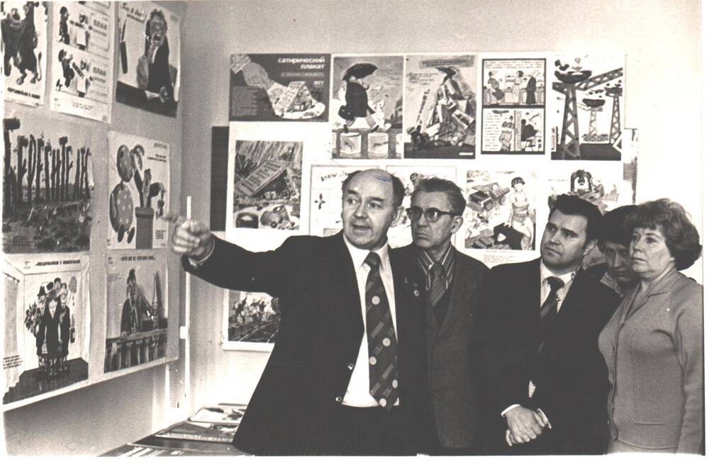 Борис Александрович Старчиков знакомит посетителей выставки с работами художников издательства Плакат.