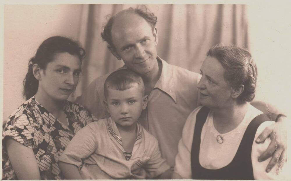 Борис Старчиков с женой Майей Норкиной, сын Сергей и мама Старчикова Екатерина Федоровна(справа).