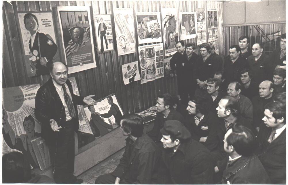 Выставка работ художников издательства Плакат. Борис Александрович Старчиков выступает перед группой рабочих.