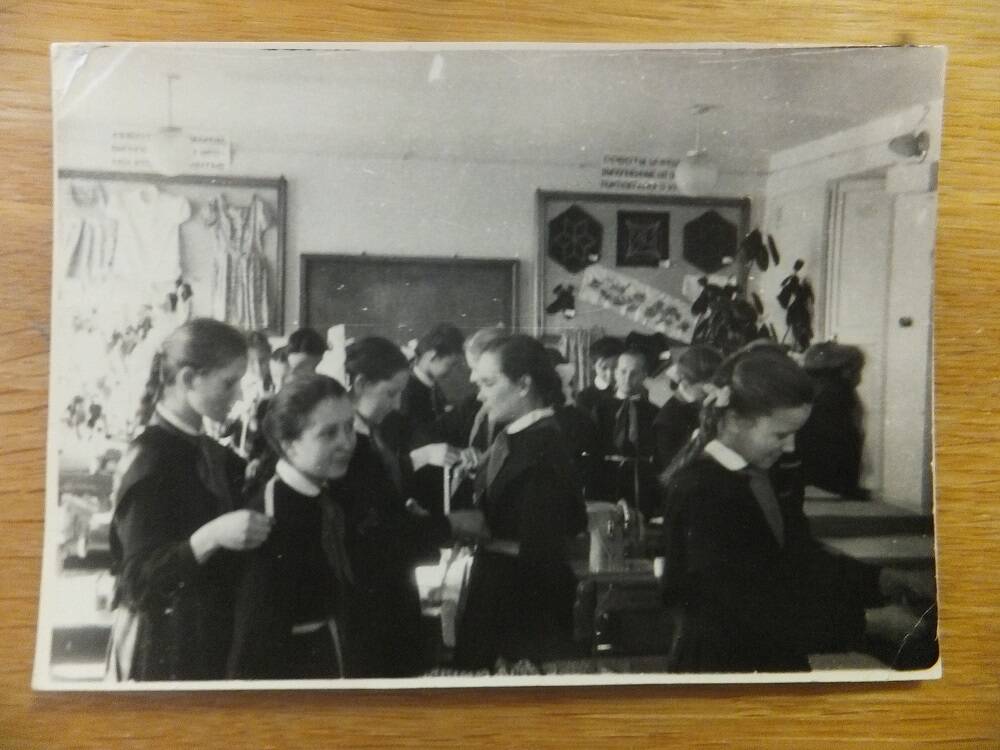 Фото. В кабинете домоводства, КСШ 5 класс, 1960-е годы.
