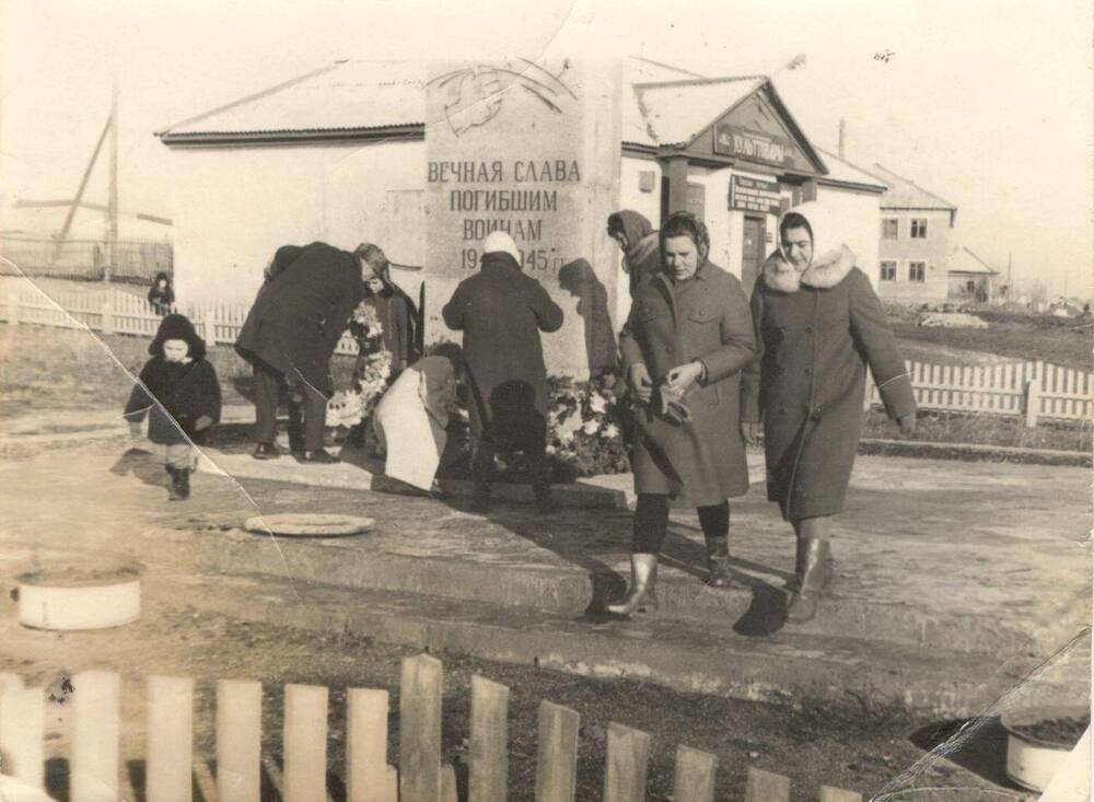 Фотография сюжетная. Празднование 9 мая на площади с. Курья.