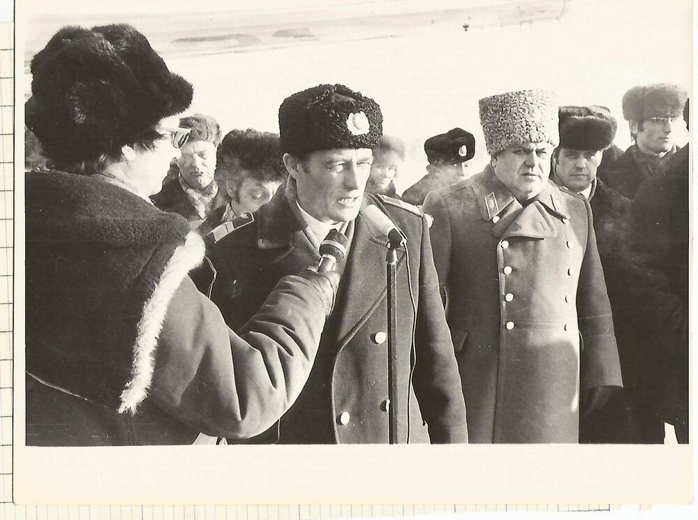 Фотография Выступает командир экипажа самолёта Ил-18