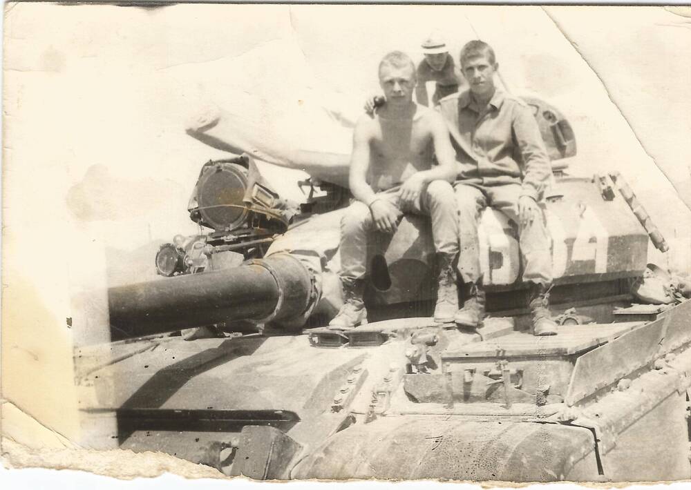 Фотография Плаунов на танке с товарищем