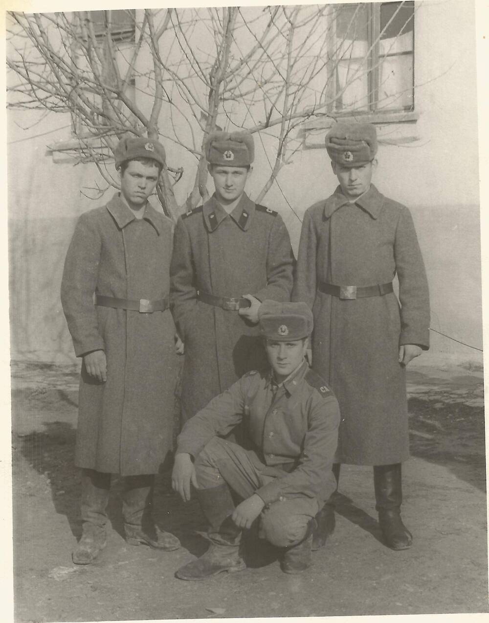 Фотография Н. Савельев в армии с друзьями.