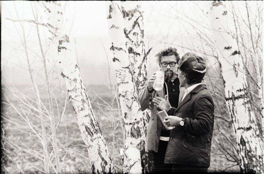 Негатив. Фотоплёнка П.И. Усольцев, Б.В. Шахов на природе. 1980г.