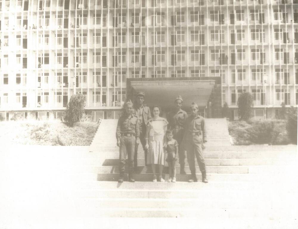 Фотография Киреев В, М. с женой и сыном в Кабуле. 