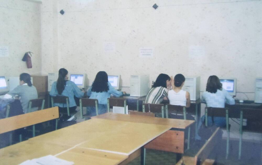 Фотография. Компьютерный класс в третьем корпусе ВГИ ВолГУ. г. Волжский, 2002 год.