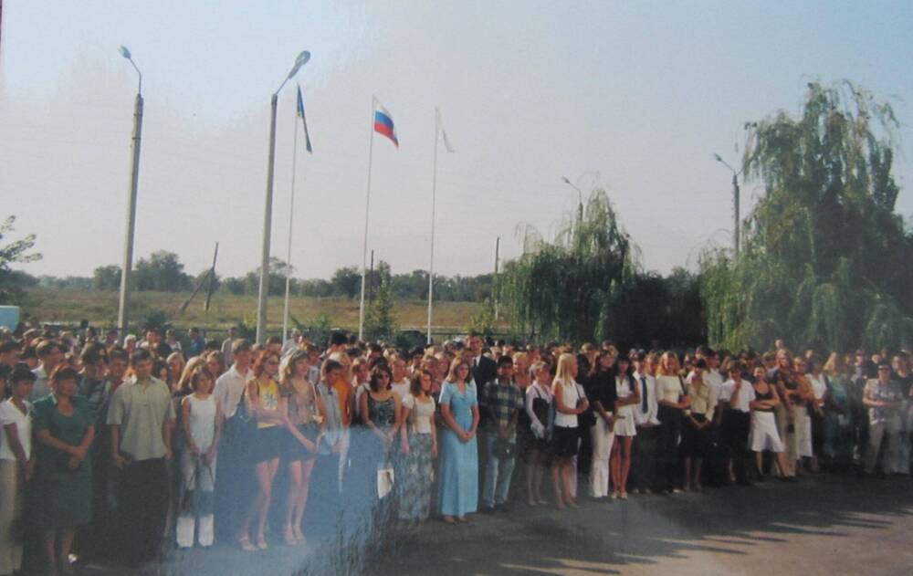 Фотография. Начало учебного года во ВГИ ВолГУ. Торжественная линейка. г. Волжский, сентябрь 2001 года.