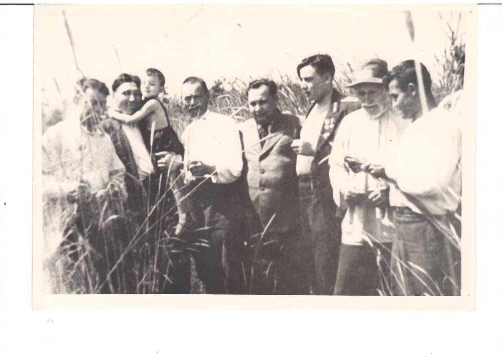 Фото. Муса Гареев среди односельчан. Июнь 1951 года, село Илякшиде Илишевского района.