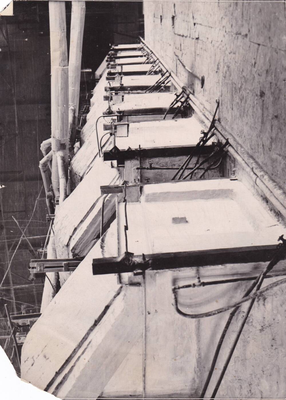 Фотография. Горелки ванной печи Красноусольского стекольного завода. 1960 г. г.