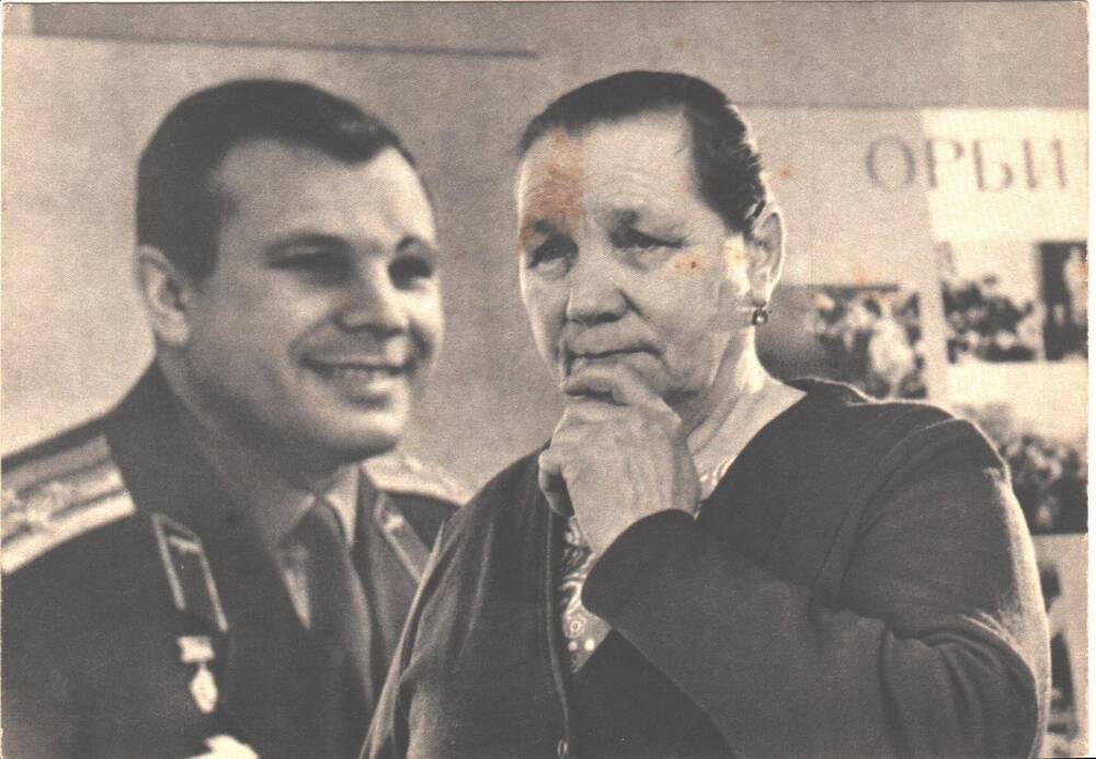 Мать у портрета сына. Комплект открыток СССР Юрий Гагарин. Москва 1970 г. Фото А.Лукашенко. 