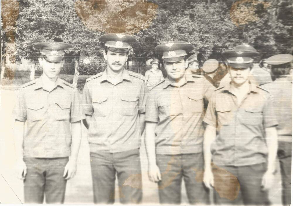 Фотография Четверо военных на фоне деревьев