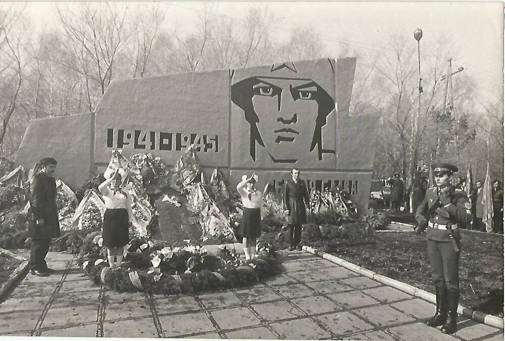 Фотография Почетный караул у памятника умерших от ран в г. Ачинске