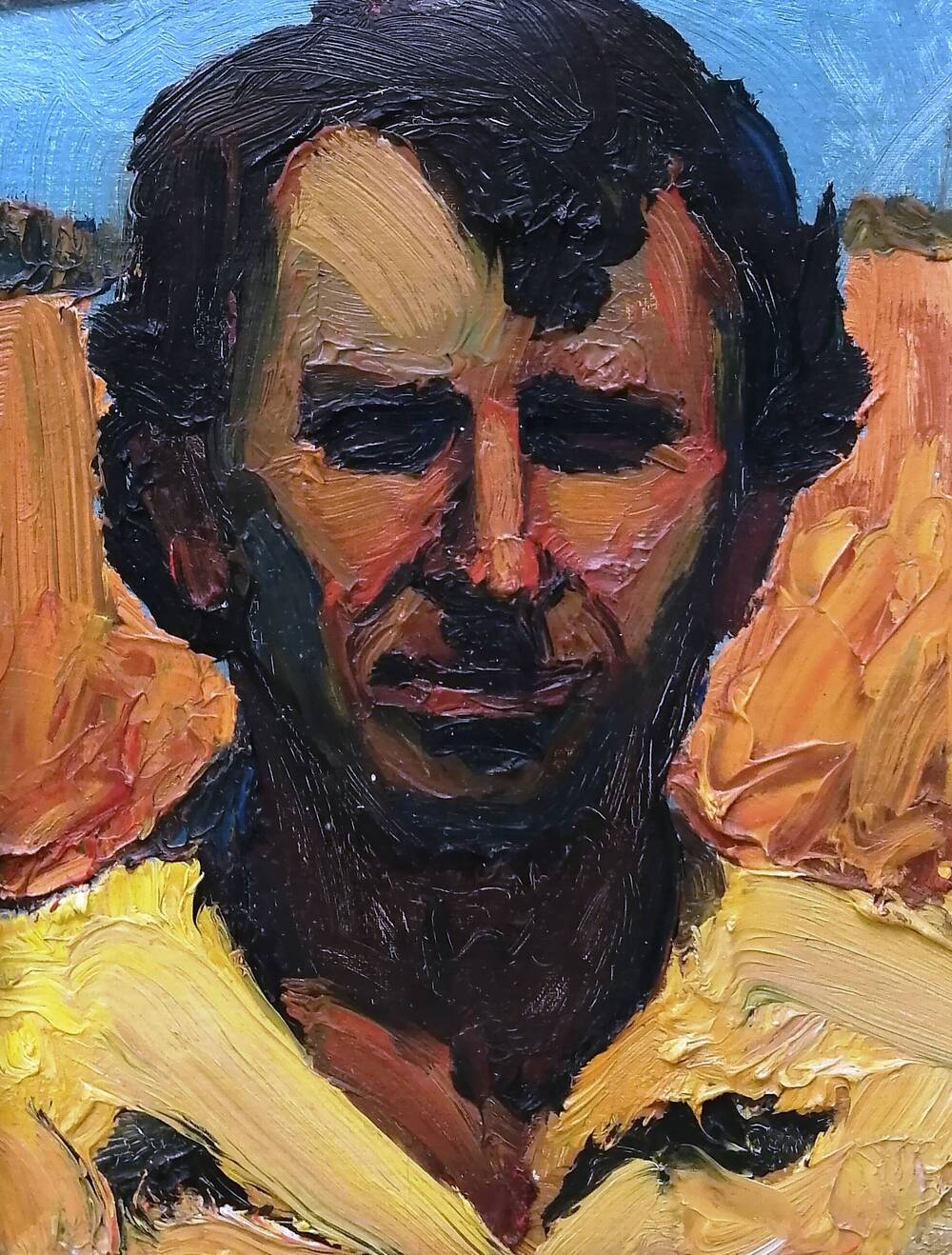 Портрет Мужчина в жёлтой рубашке, худ. А.А. Латыш-Кочубей, картон/масло. 1980-е годы.