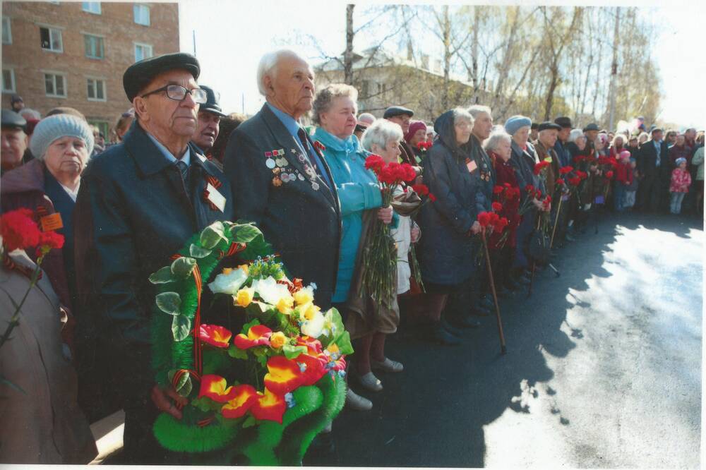 Фотография Ветераны возлагают цветы к памятнику. Я. К. Курикша.