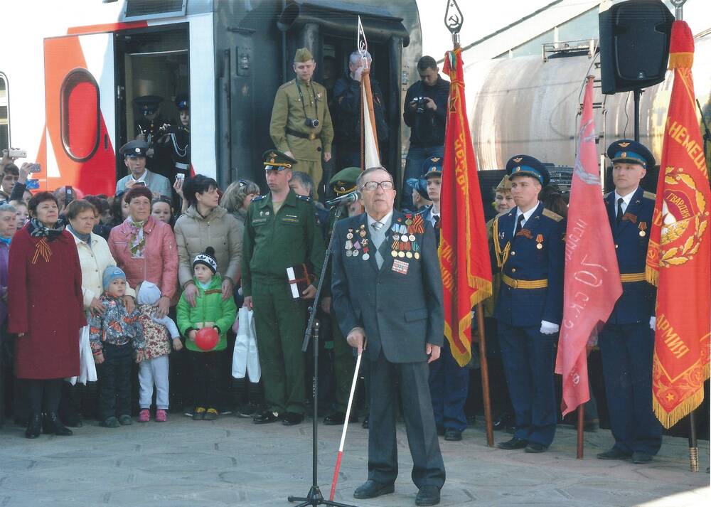 Фотография Я. К. Курикша выступает в честь Дня Победы возле поезда Памяти.