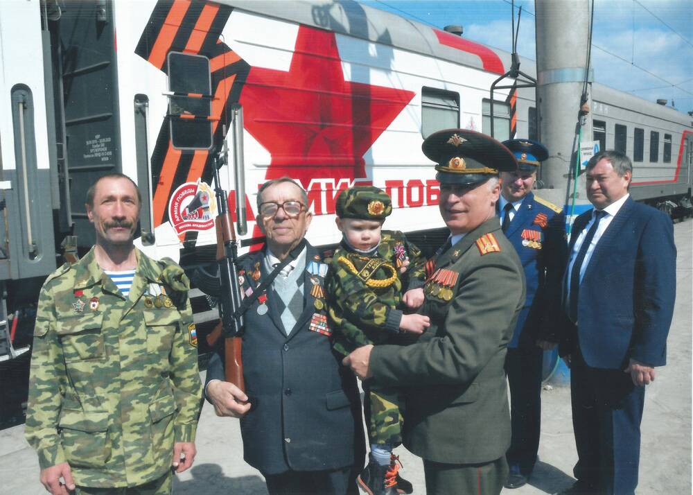 Фотография Почетные граждане на фоне поезда Памяти. Среди них – Курикша.