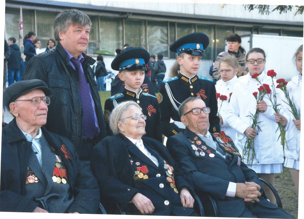 Фотография Я. К. Курикша сидит рядом с ветеранами, крайний справа.