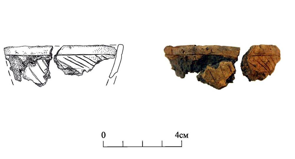 Обломки сероглиняного лепного сосуда – фрагменты горла.