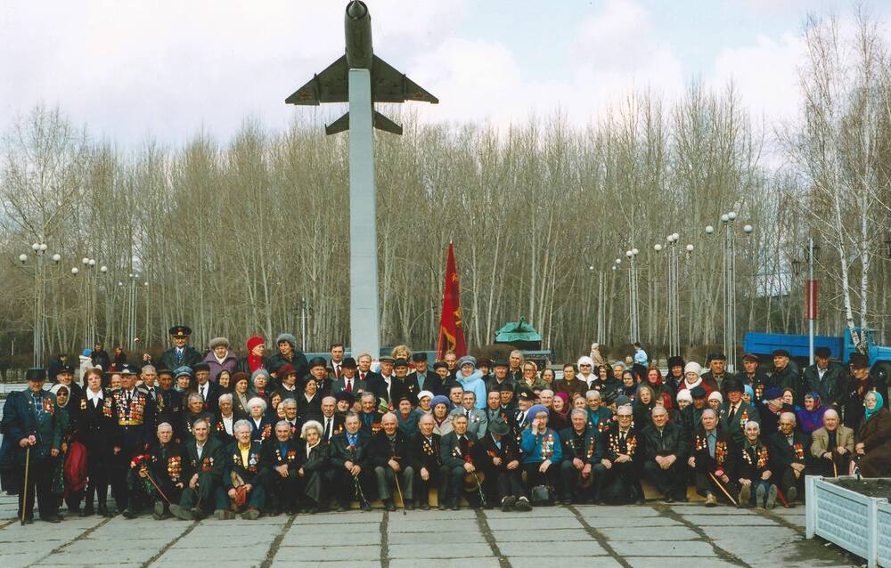 Фотография Я. К. Курикша и ветераны на фоне самолета и знамени