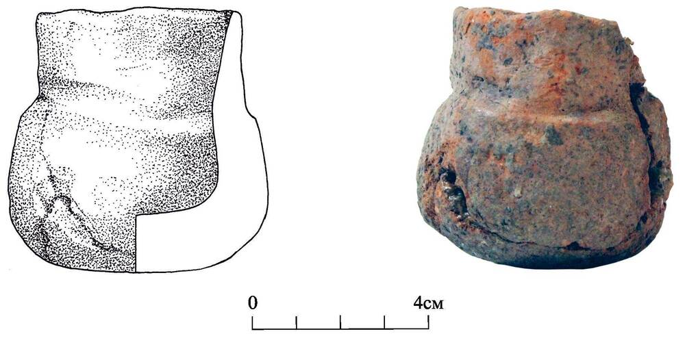 Сероглиняный лепной сосудик.