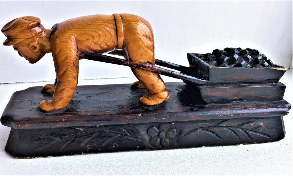 Скульптурная композиция шахтера-саночника царских копей Черембасса