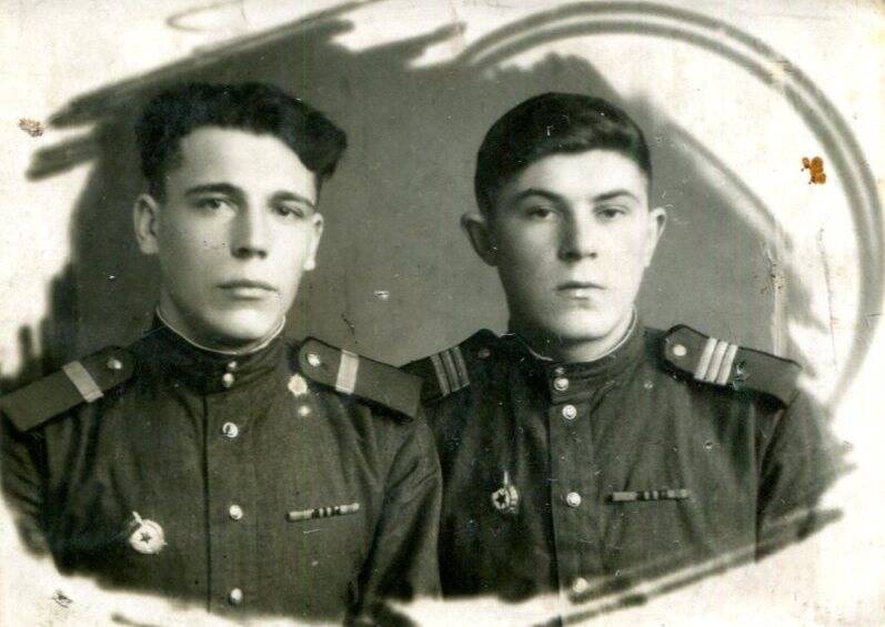Фото. Зайцев Н.А., участник Великой Отечественной войны. на групповой справа.