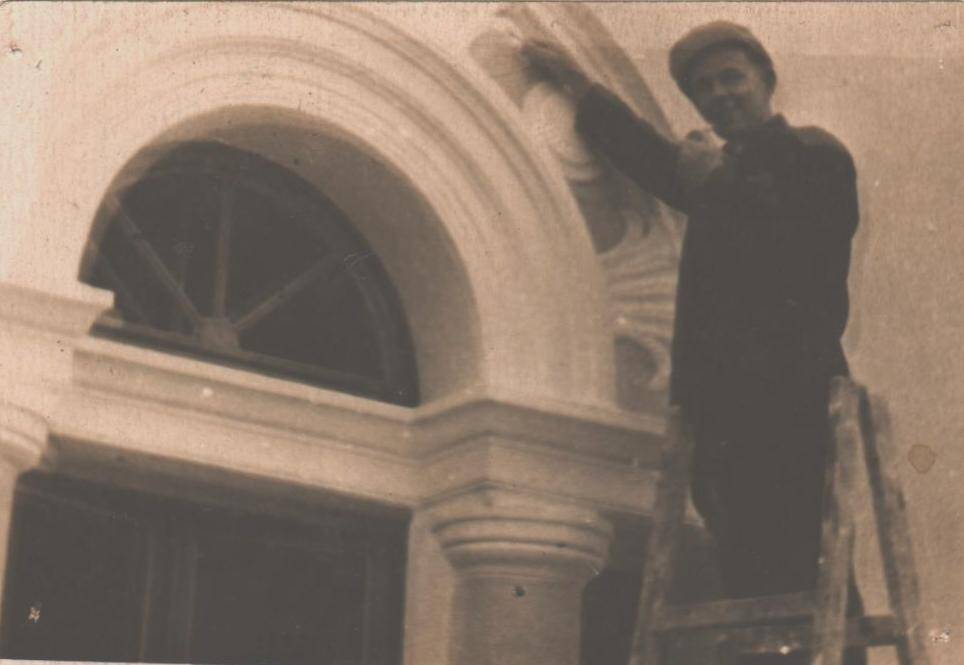 Старчиков Борис Александрович оформляет фасад Дома Культуры поселка Микунь.