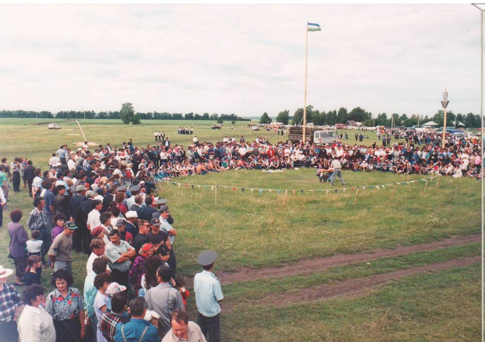 Фото Ризванова Р. Круг сабантуя в деревне Таш-Чишма Илишевского района. 8.07.1997 год.