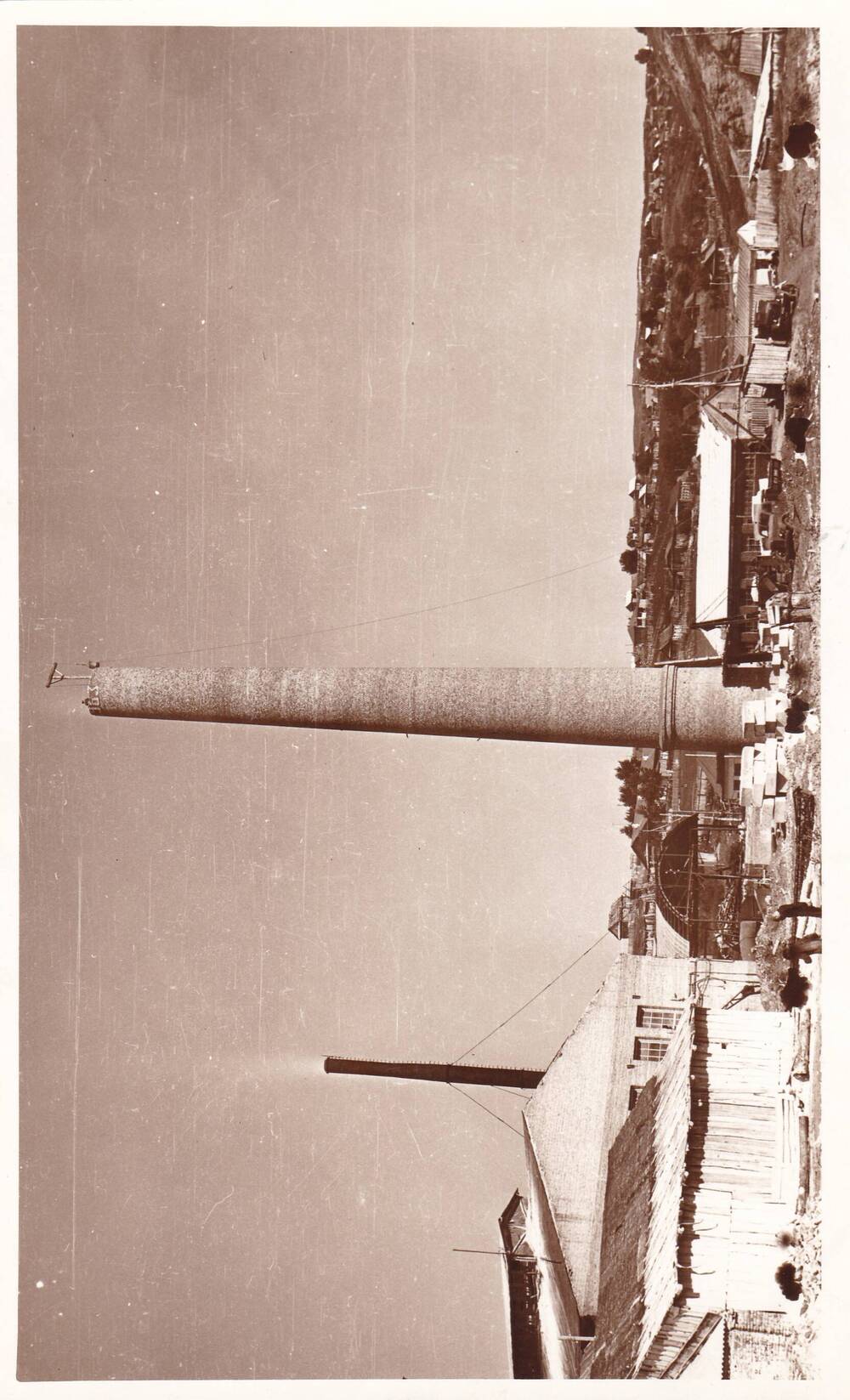 Фотография. Строительство заводской трубы КСЗ. 1963 год.