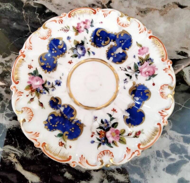 Блюдце чайное c росписью в виде золоченых рокайлей и цветочных мотивов.