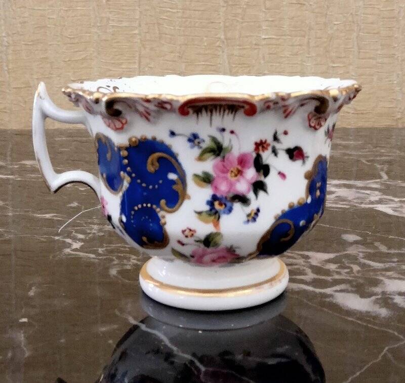 Чашка чайная c росписью в виде золоченых рокайлей и цветочных мотивов.
